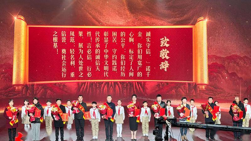他们助人为乐,见义勇为,孝老爱亲,诚实守信,敬业奉献;他们如点点星光