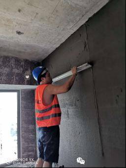 砂浆铺抹砂浆现搅现用待基层清理干净后,开始进行薄抹灰施工,刮板先