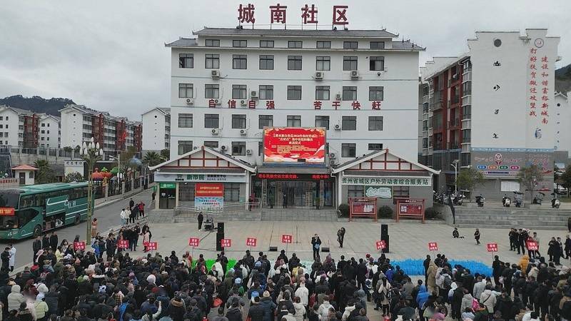 当天,三都农商行,富民村镇银行,三都邮政工作人员还为外出务工人员