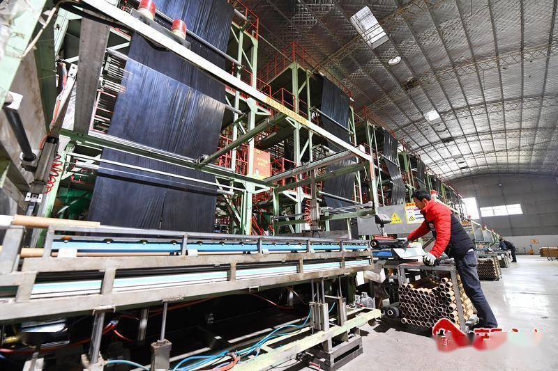 「春访"三农"」开足马力 生产地膜保春耕