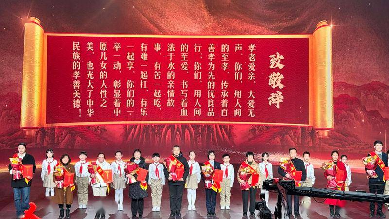 他们助人为乐,见义勇为,孝老爱亲,诚实守信,敬业奉献;他们如点点星光