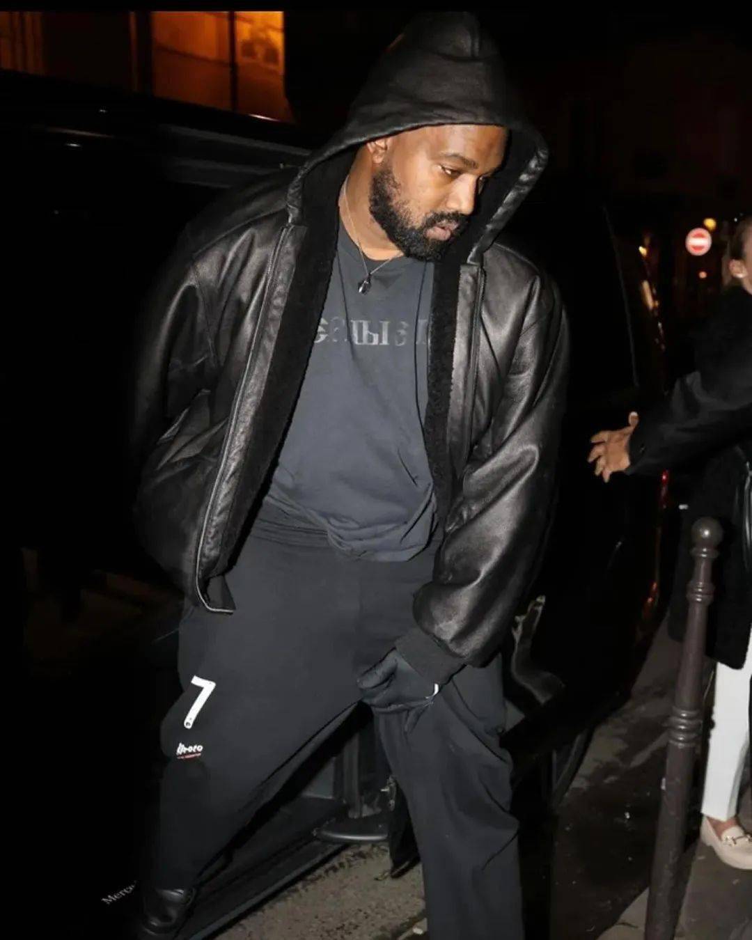 侃爷现身巴黎,穿的还是这双鞋…_yeezy_nike_因为