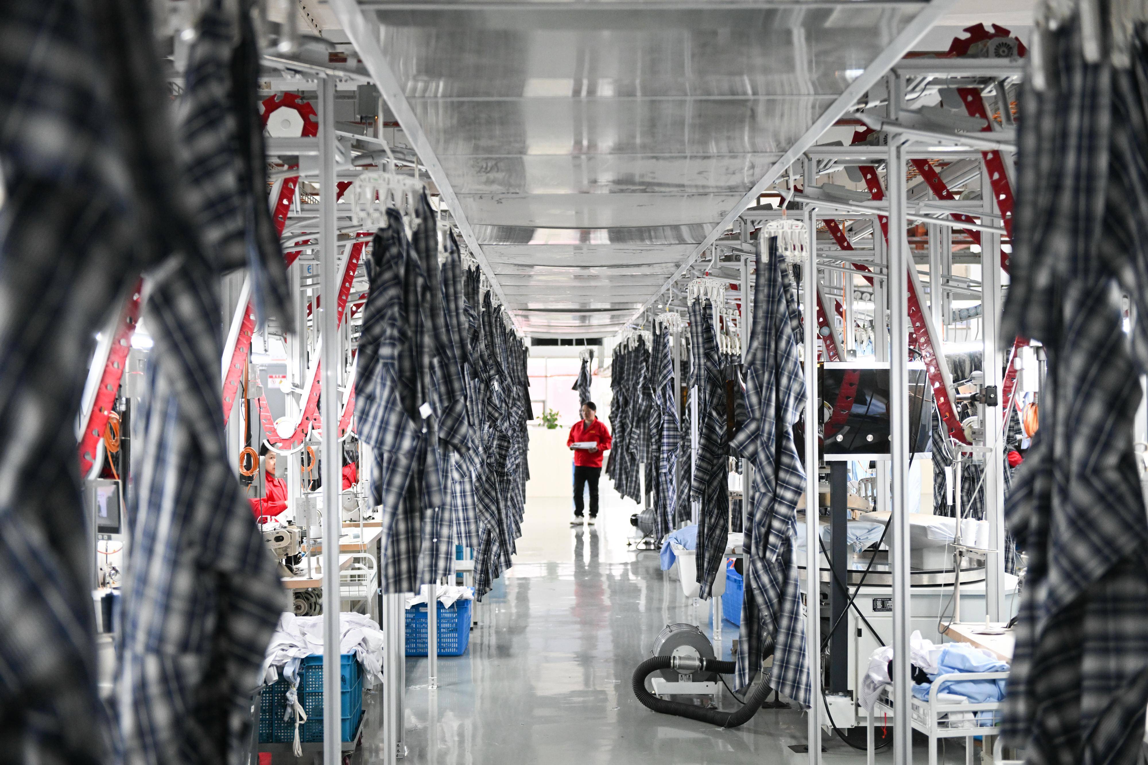 在红豆衬衫厂,外贸订单通过智能吊挂线自动进入各生产流程(2月29日摄)