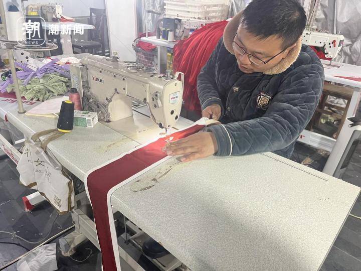 大集镇附近的孙老家镇,村民在自己家中加工汉服.