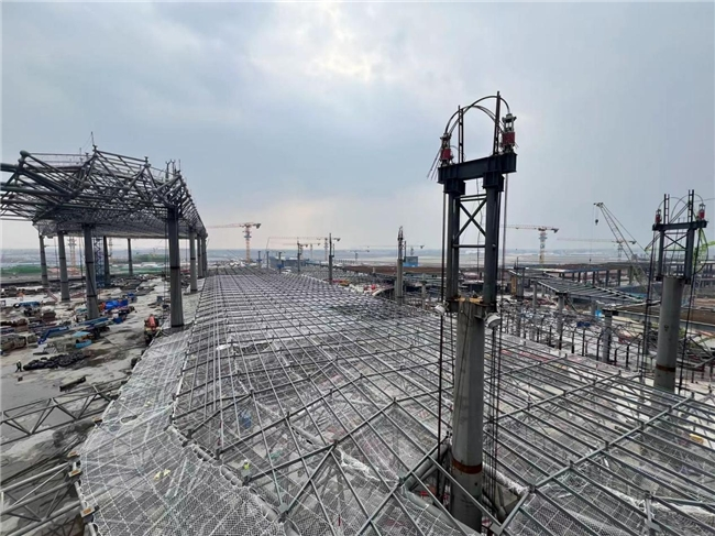 2月29日,长沙机场t3航站楼第三块屋面钢网架结构顺利提升(何洪威 供图