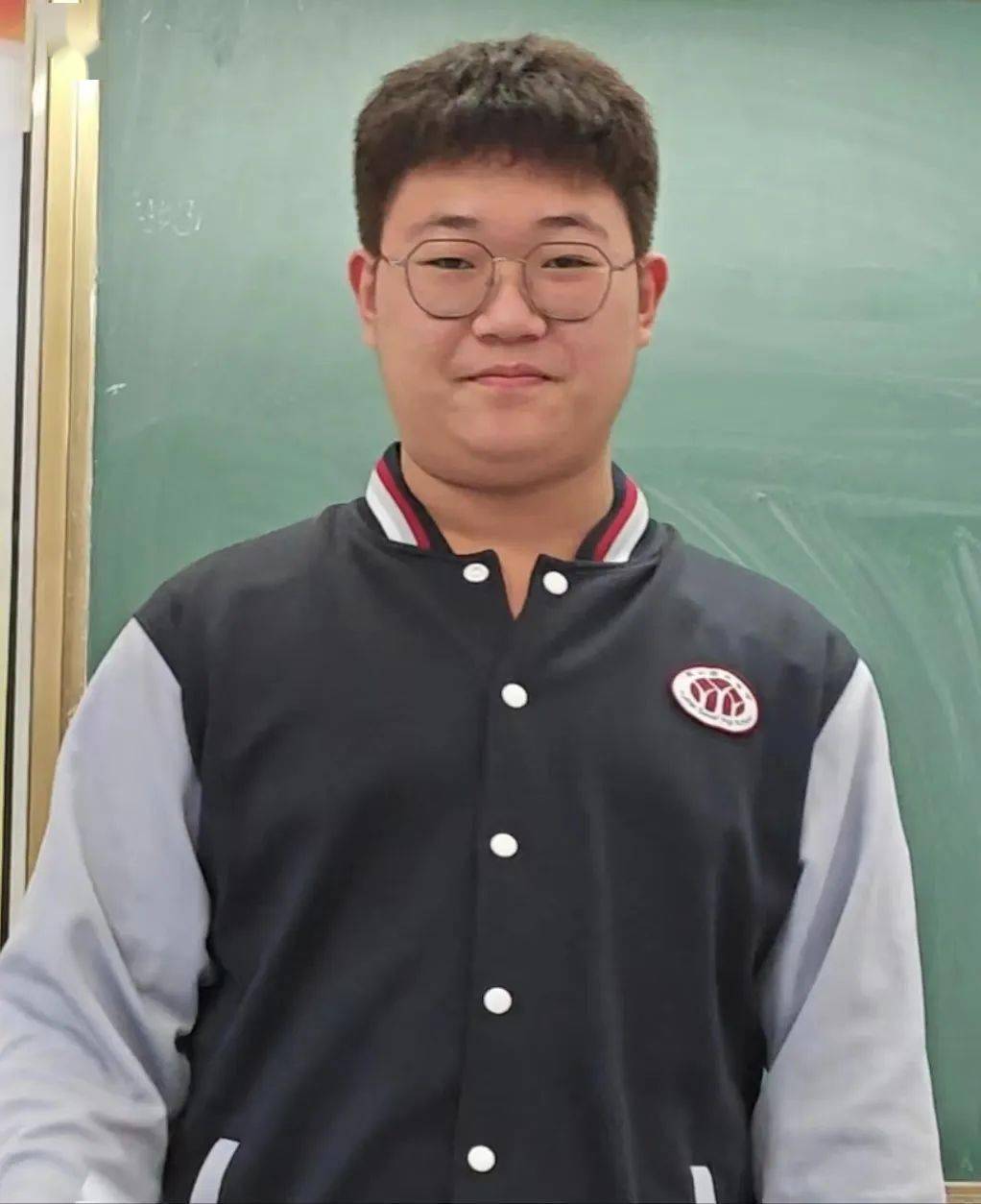 经过仔细检查,他们发现校服口袋里装有现金.
