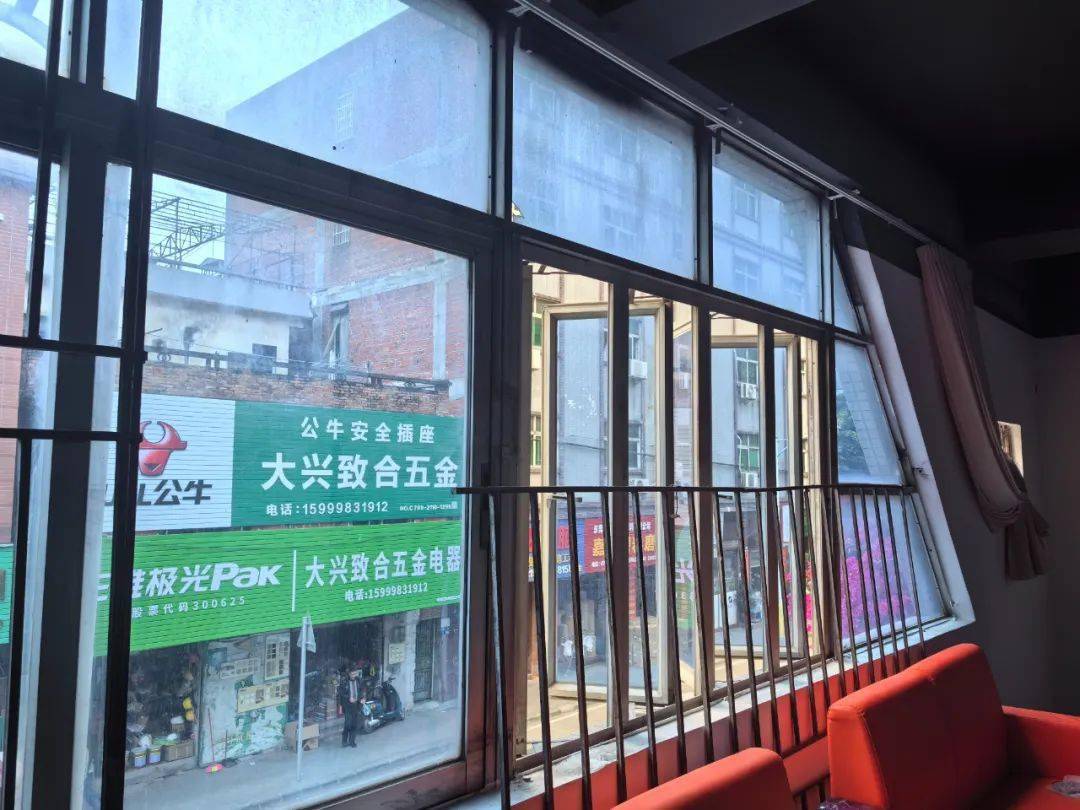 拆东莞这些防盗网广告牌违规设置你家也有吗