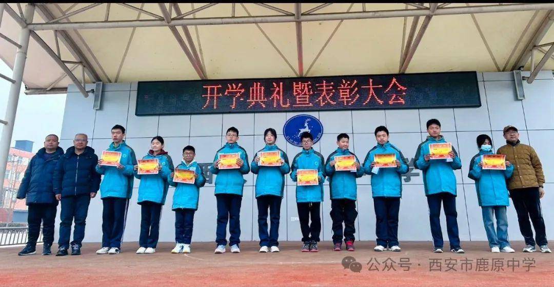 高其军校长,张波副校长,杨欣副校长向获奖学生颁发荣誉证书及奖金.