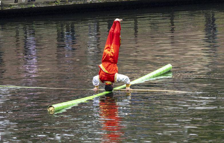 独竹漂近日,素有"水上轻功"之称的独竹漂表演在遵义市红花岗区湘江河