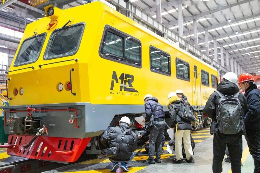 轨道车完成整备自主研发制造的2台gc-270型金鹰重型工程机械股份有限