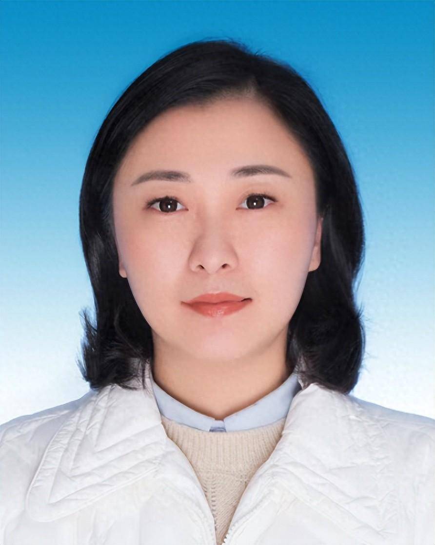 接受罗晶,冯定春辞去上犹县人民政府副县长职务的请求,并报上犹县第