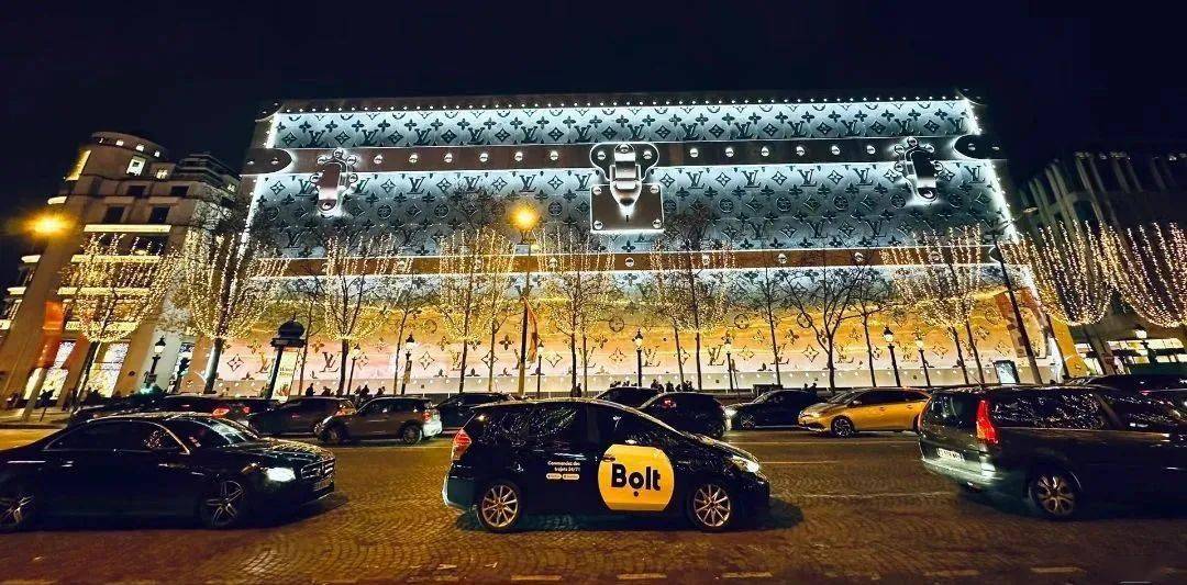 位于巴黎香榭丽舍大街103-111号lv全球总店旁的lv酒店被曝光独特的