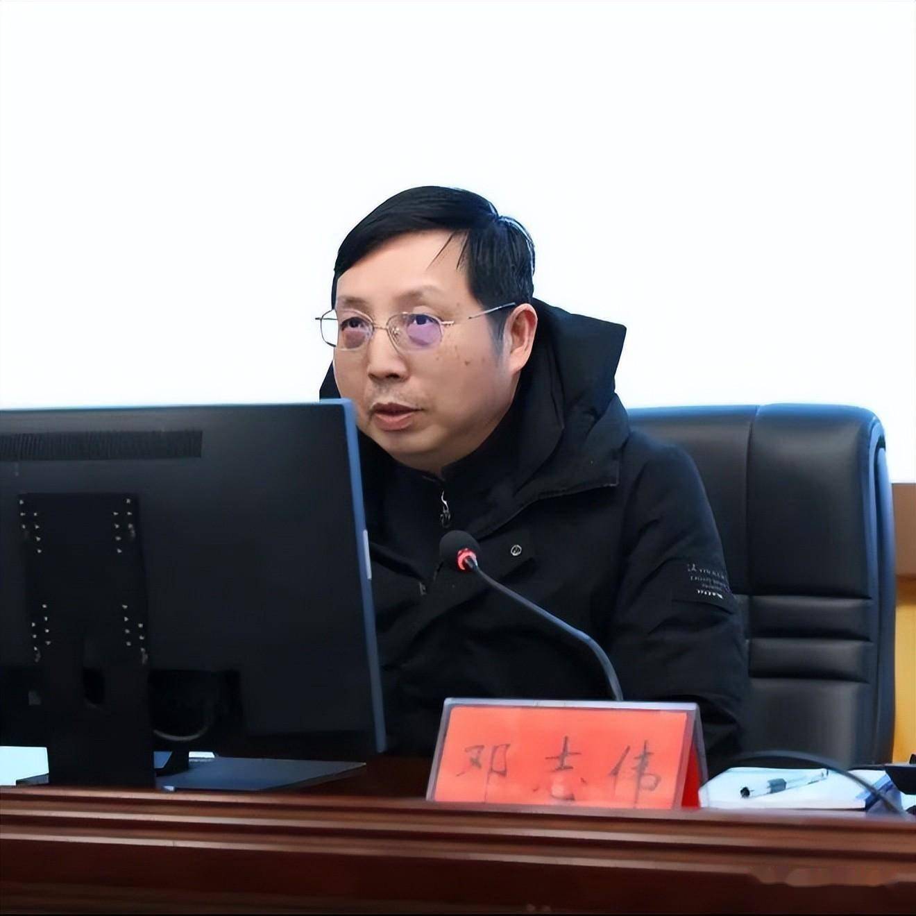 邓志伟以《民商事案件法律适用的思维方法——以合同纠纷为重点》为题