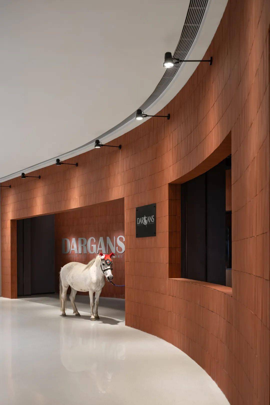 开在商场里的马术俱乐部,这个业态做法挺新鲜!