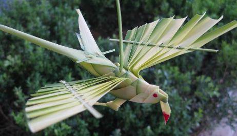 或用柳条……人们就地取材,这就是编结工艺的原理,组建起一个花样百出