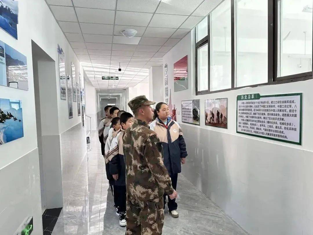 第七中学举行国防教育开学第一课.