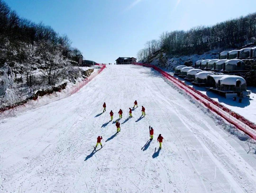 横冲国际滑雪场位于鄂西北荆山山