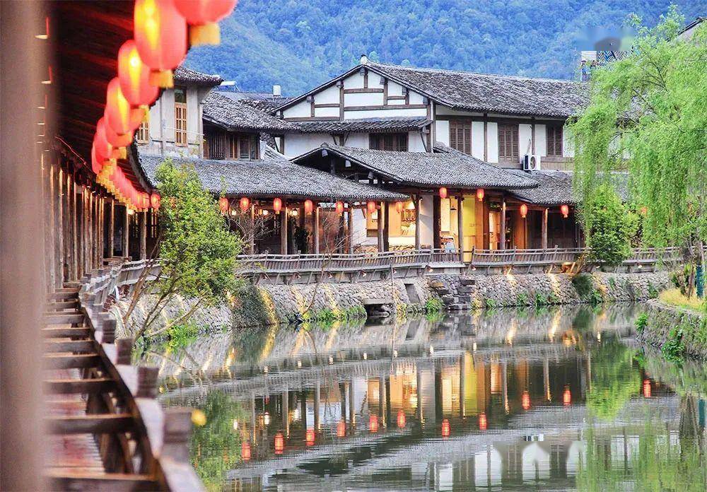 丽水古街位于浙江省温州市永嘉县岩头村东缘蓄水堤上,木制长廊尽显