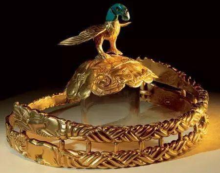 雄鹰傲视大地霸气无比,上嵌金鹰翱翔,羊狼浮雕,纯黄金打造的王冠重