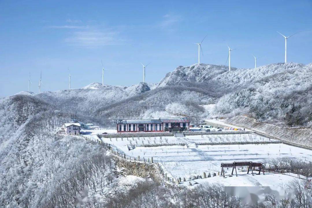 横冲国际滑雪场位于鄂西北荆山山脉主峰的襄阳市保康县横冲旅游景区