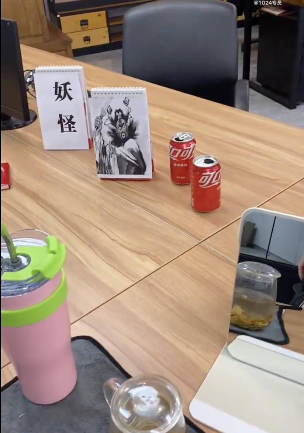 上海女子称办公桌被公司贴满钟馗像，职场霸凌还是惹众怒？网友吵翻天