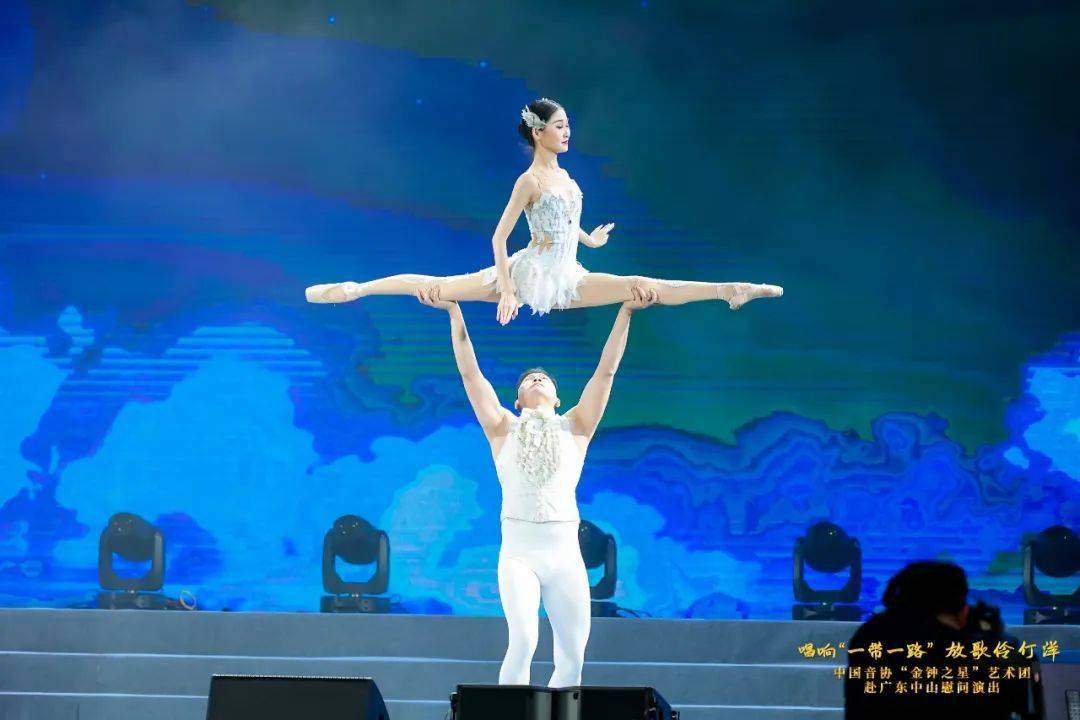 表  演:李梦楠  龙云侠演出单位:广州杂技团十二歌曲《咱老百姓》《向