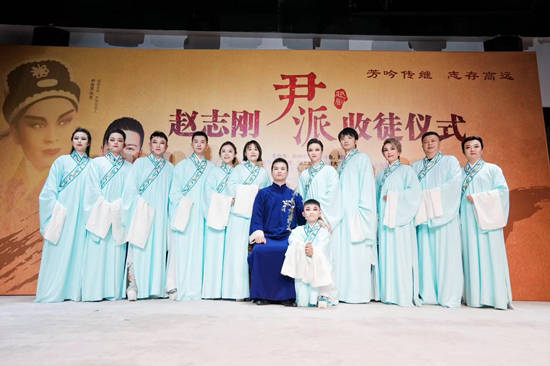 率领才收入门下的12名弟子,向越剧尹派创始人,恩师尹桂芳深深鞠躬,台