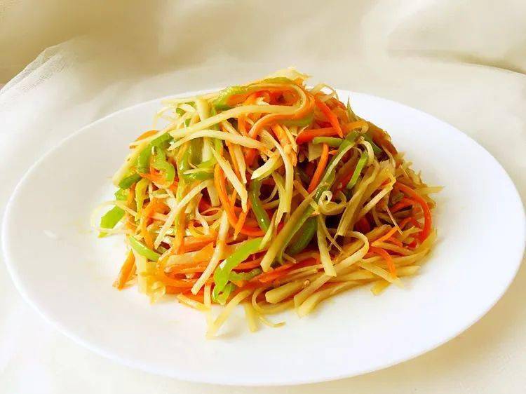 全部切成细丝,土豆丝切