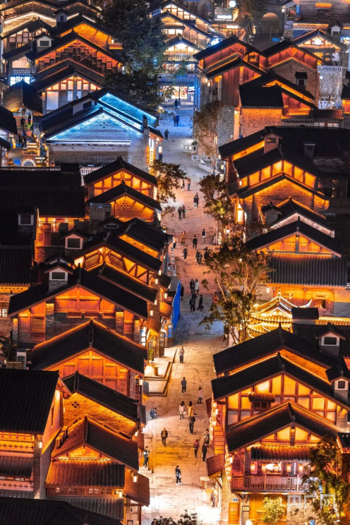 十八梯夜景航拍图(渝中文旅委供图)春节假期,山城巷传统风貌区客流量