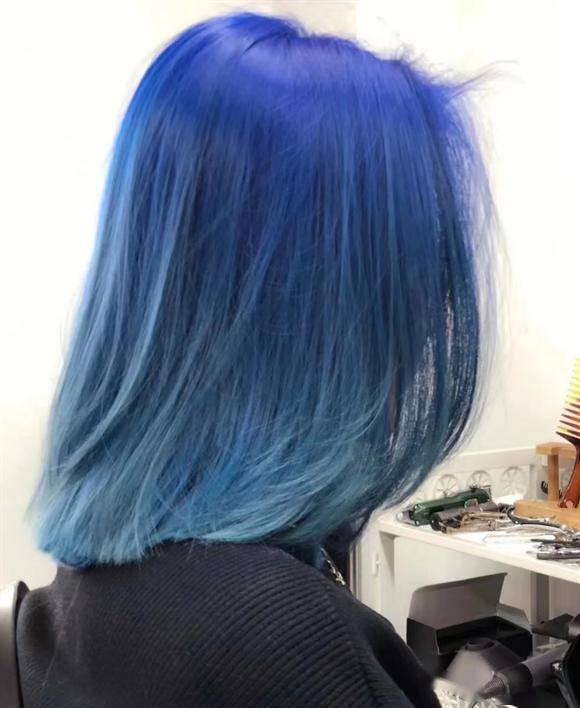 冷艳高级清冷的蓝色发色,超级显白,属于渐变超有层次感的一种神仙色调