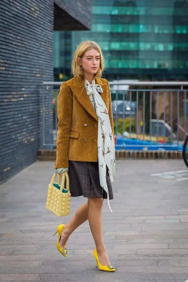 早春穿针织开衫毛衣怎么穿好看今年流行配格子裙很美