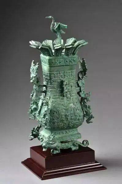 它的纹饰结构复杂,铸造精美,反映了春秋时期艺术审美的变化.