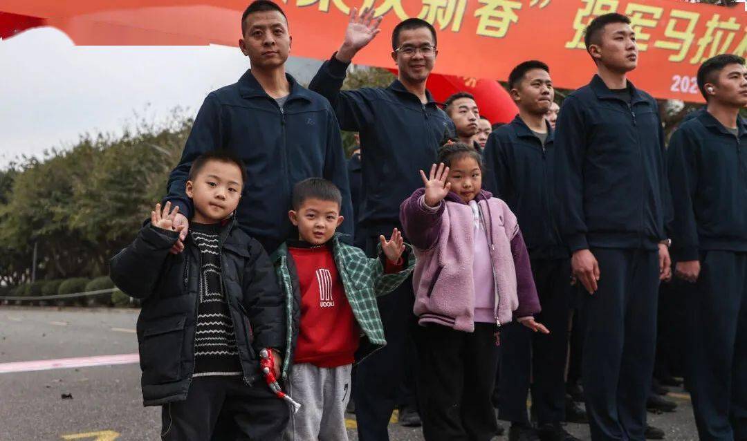 线的李俊昊有感而发刚刚和儿子手拉着手还为家属提供舞台2024年强军