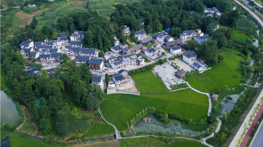 平寨村位于贵安新区马场镇南部,目前共有平寨,龟山,新寨,旧寨,克酬等8