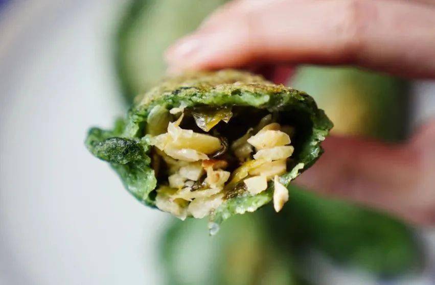 看起来简单,现在真的很少人愿意做了;米粿叔说了,除了野生艾草越来越