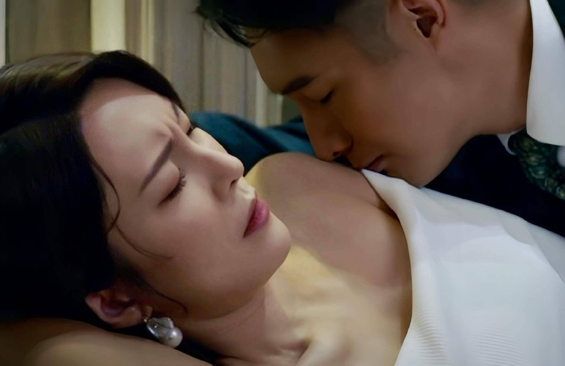 tvb女星张曦雯新剧s形身材抢镜,遭男拍档狼吻香肩,演心机女获赞_发展