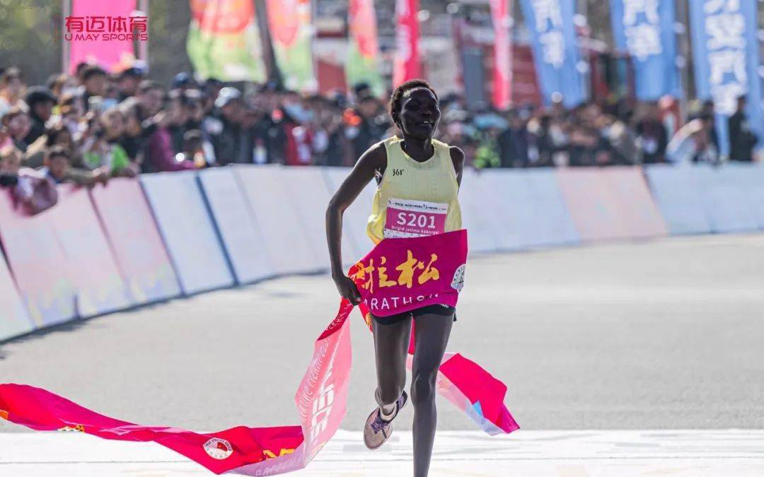 草莓跑友直接抱框吃这场半马让你实现草莓自由