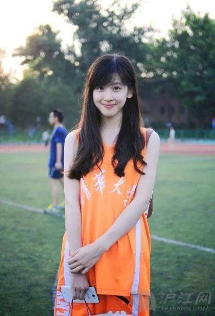 口语412期丨"校花""校草"英语怎么说?_campus_finest_the