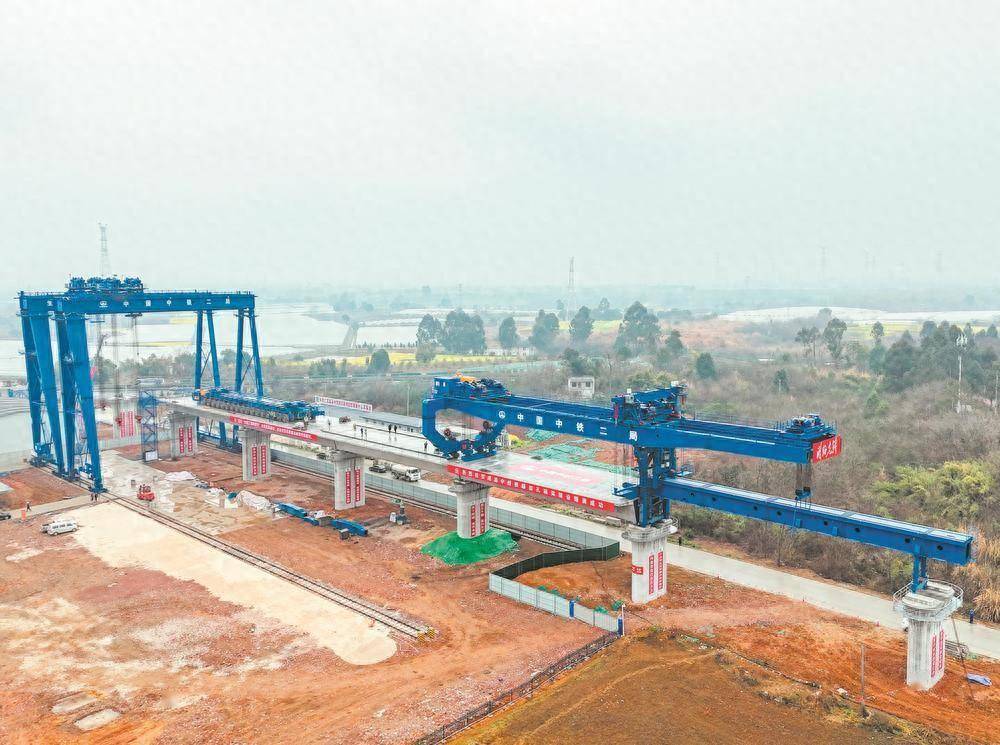 成渝中线高铁正式架梁