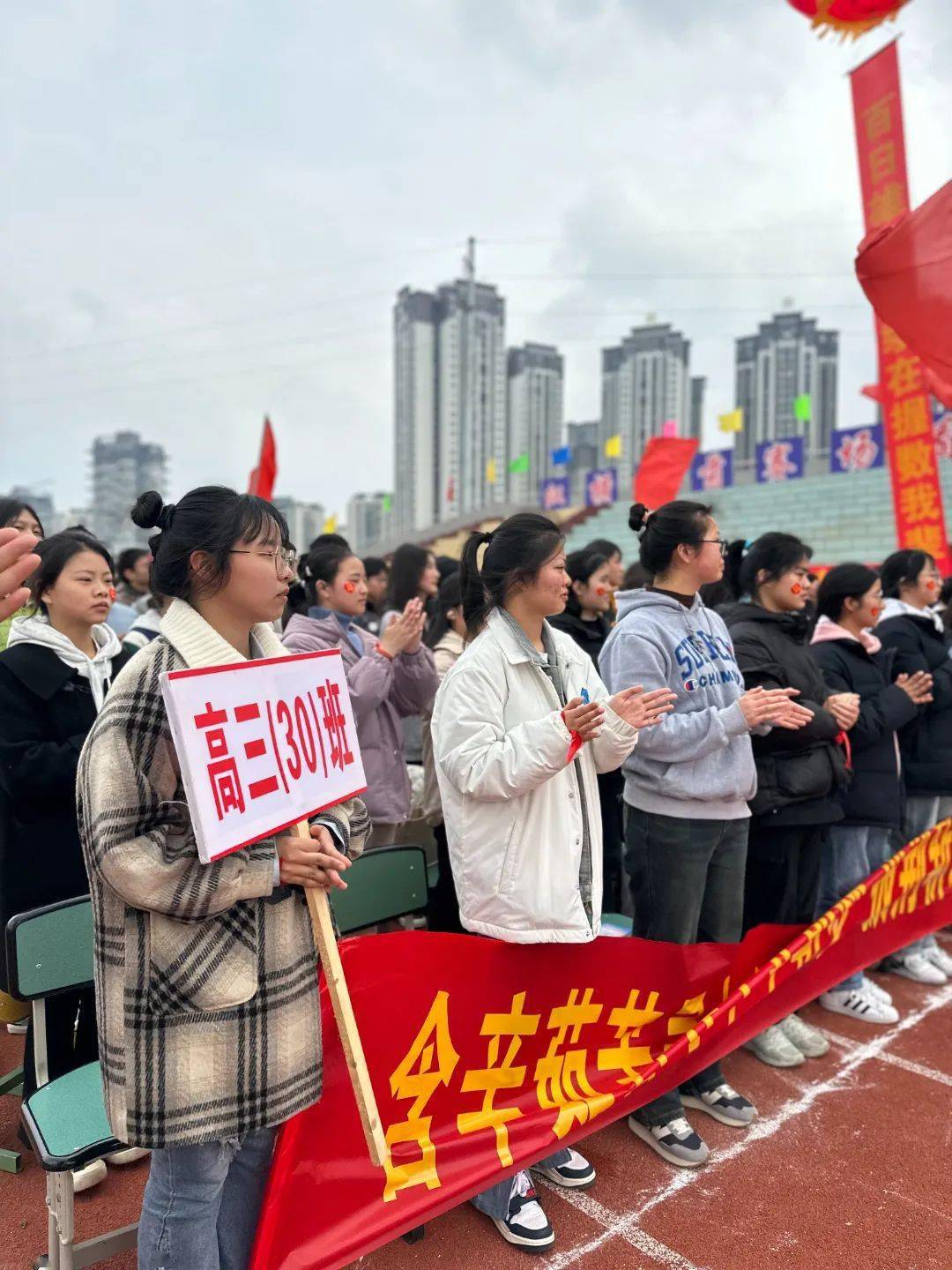 昨天下午威远中学校出现震撼一幕