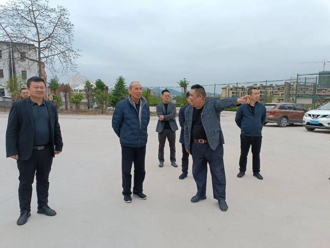 在龙山中学校长罗金鹏的引领下,林贤顺一行来到龙山中学老篮球场,重温