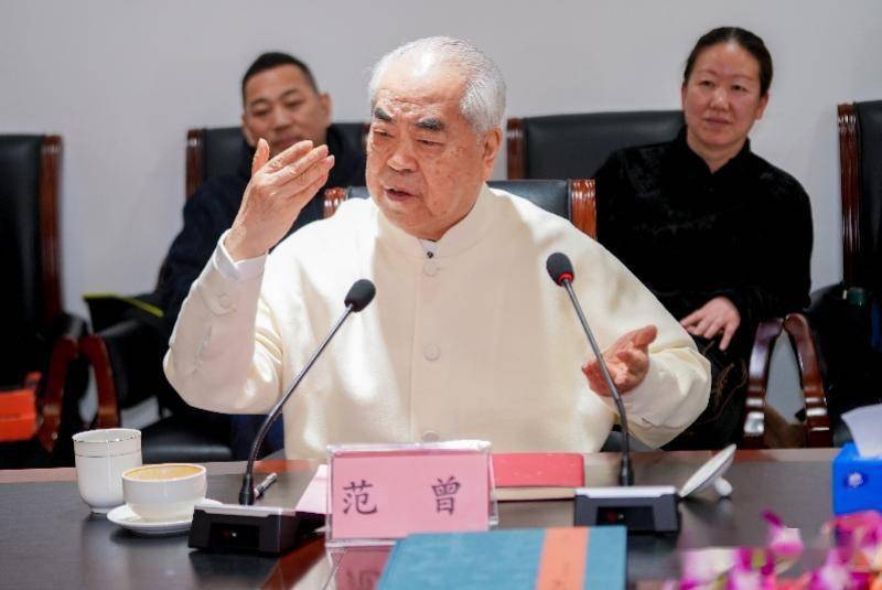 85岁范曾自书联语《思无邪集》出版_先生_诗文_中华书局