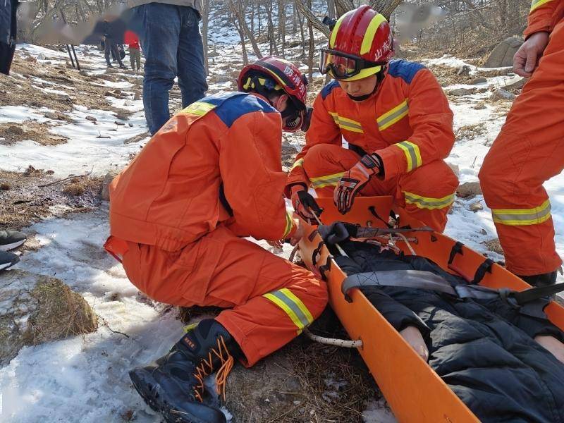 女游客小珠山上摔伤右腿,消防救援人员紧急施救_救护车_伤者_山路