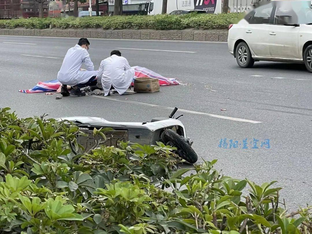 206国道炮台路段一人发生车祸,当场被盖三色布._网友_视频_揭阳