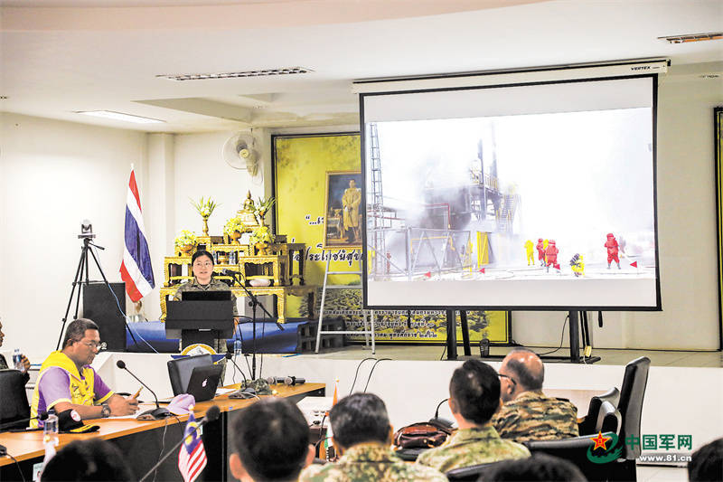 中方代表围绕有害物质处置行动构想进行专题讲解。（雷洋 摄）解放军报讯