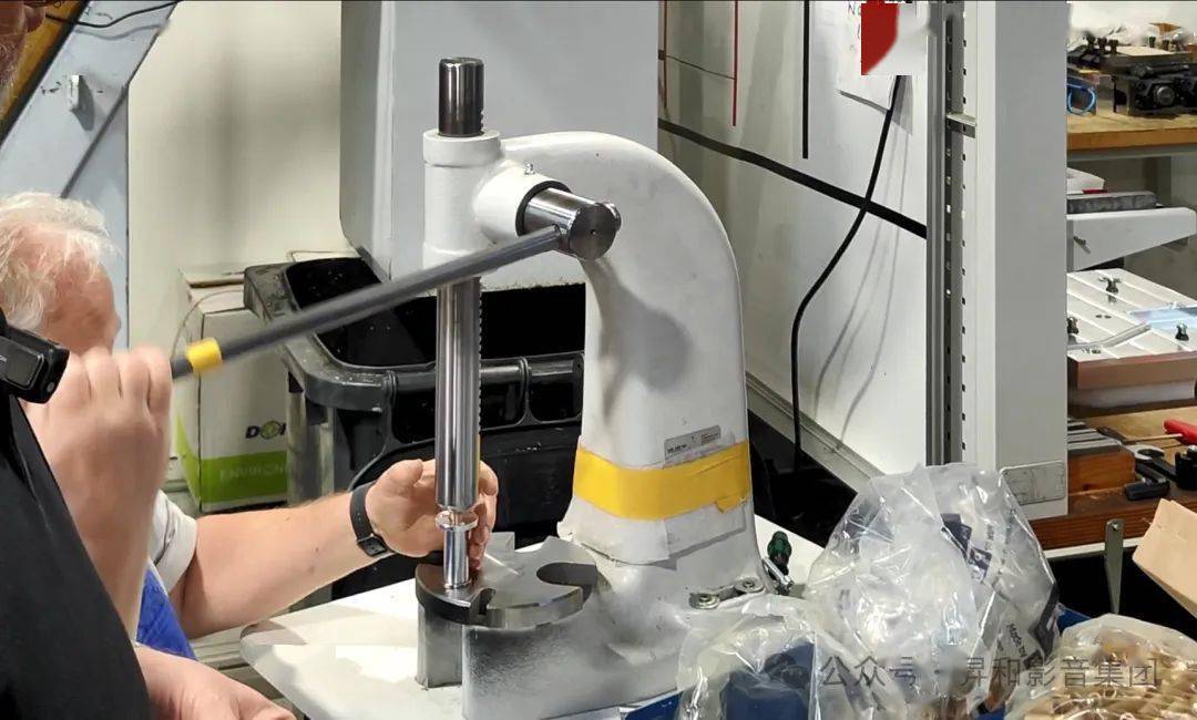 轴承的含油黄铜内套胚料,工人通过机器将内套压进前面制造的铝制外套