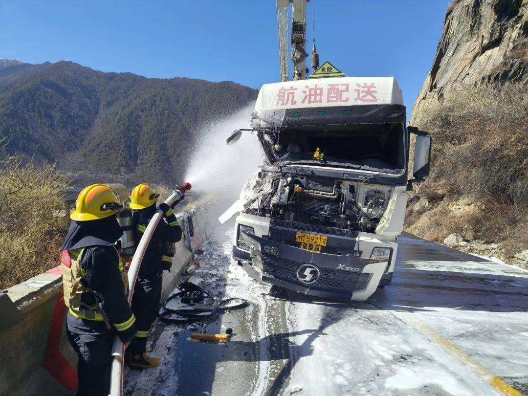 惊险!一载重32吨油罐车侧翻泄漏..._车辆_进行_事故