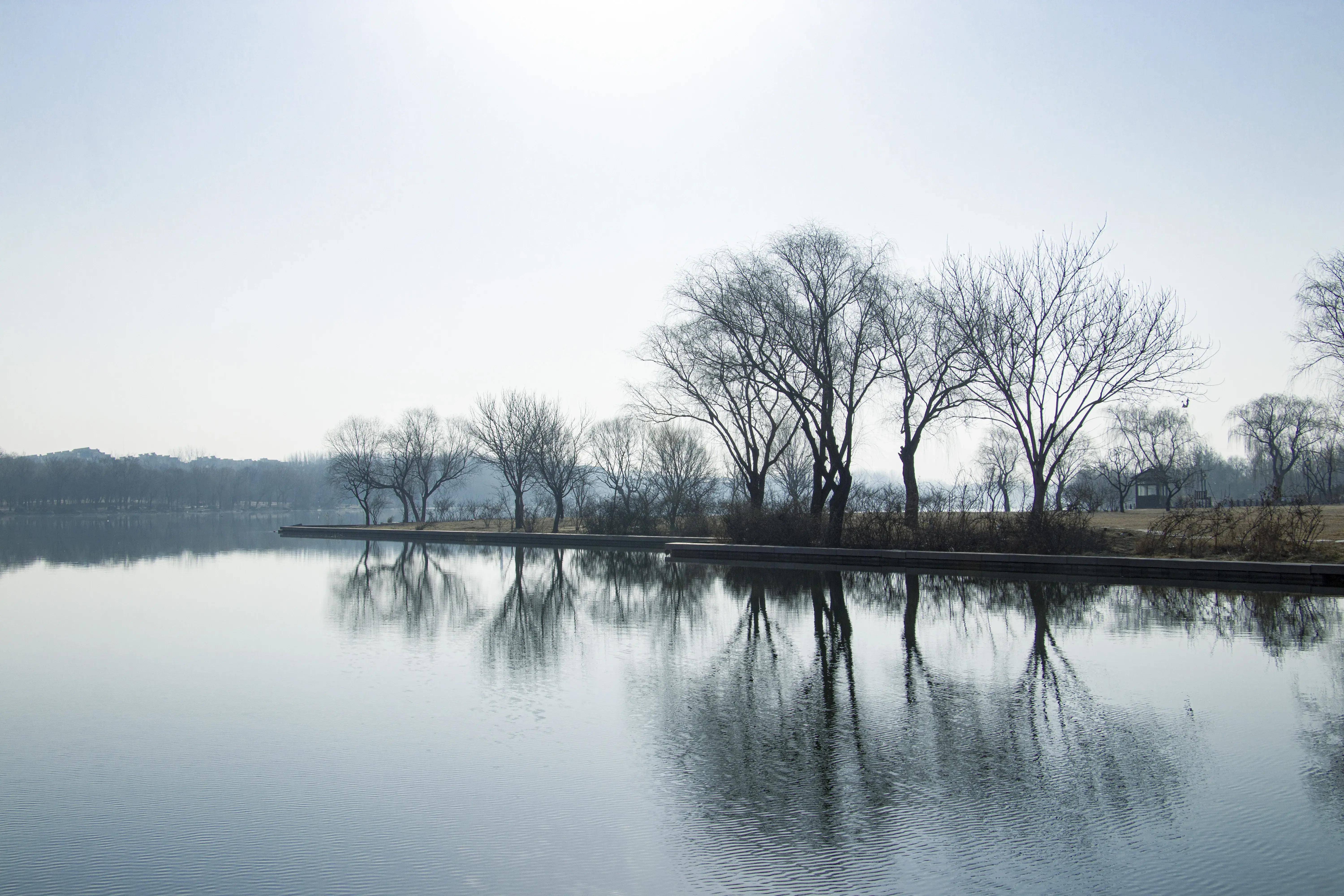 七幅鸢都湖景色