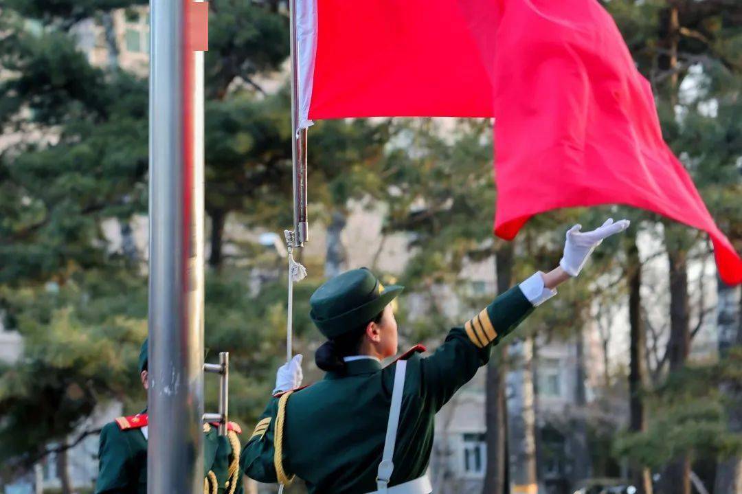 在庄严肃穆的氛围中,我校国旗护卫队举行升国旗仪式.