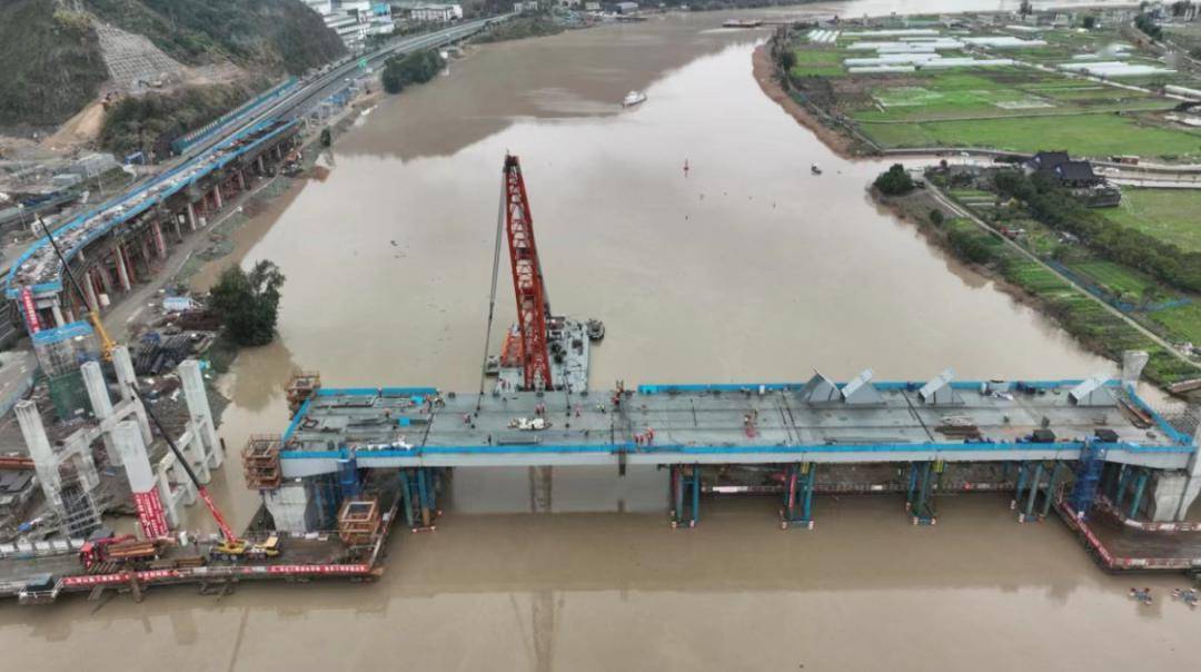 诸永高速公路延伸线增设温州北站互通工程是杭温铁路的配套工程,作为